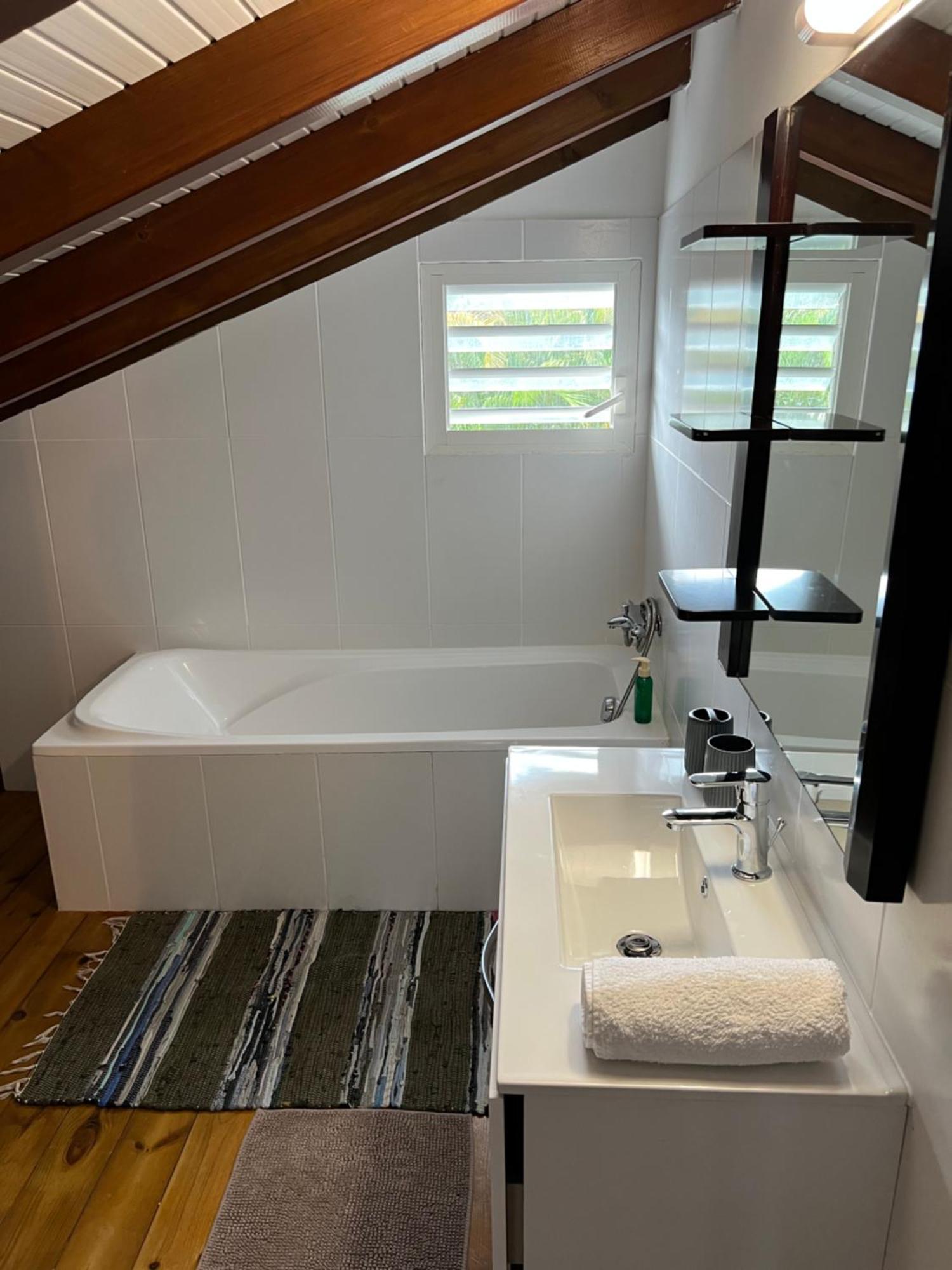 Villa Au Calme Avec Jacuzzi, Villa Le Boursoie Les Abymes Exterior foto