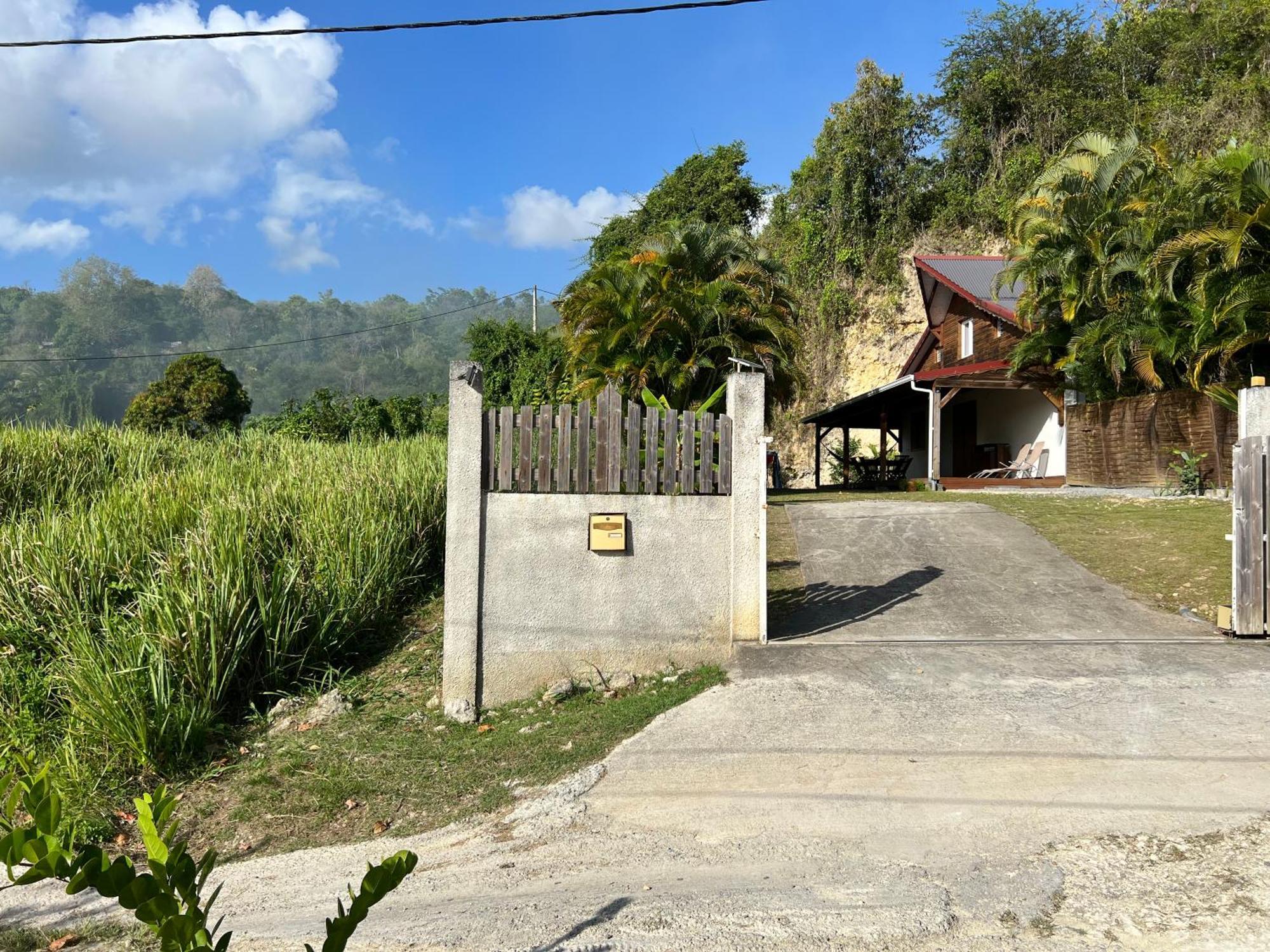 Villa Au Calme Avec Jacuzzi, Villa Le Boursoie Les Abymes Exterior foto