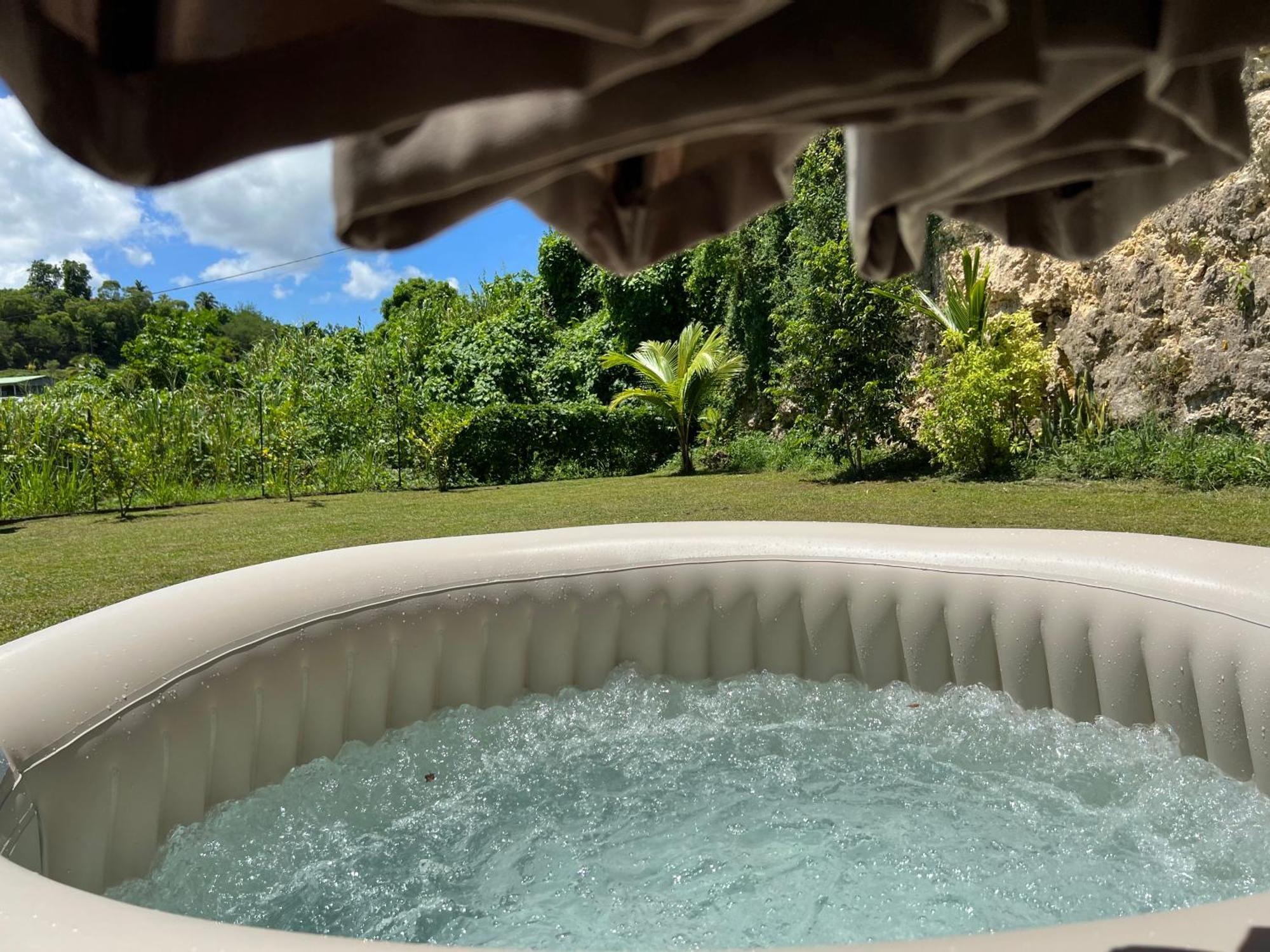 Villa Au Calme Avec Jacuzzi, Villa Le Boursoie Les Abymes Exterior foto