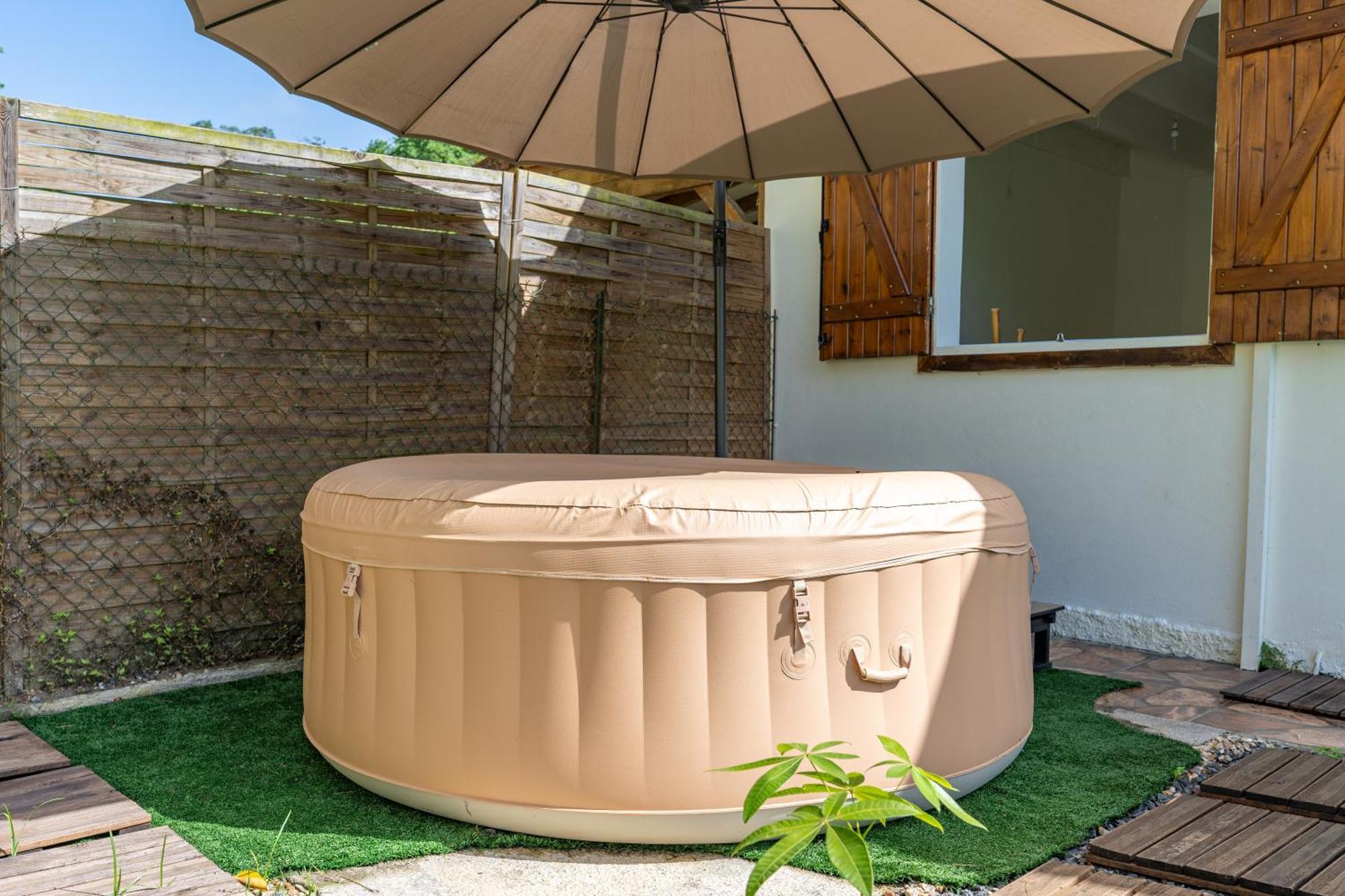 Villa Au Calme Avec Jacuzzi, Villa Le Boursoie Les Abymes Exterior foto