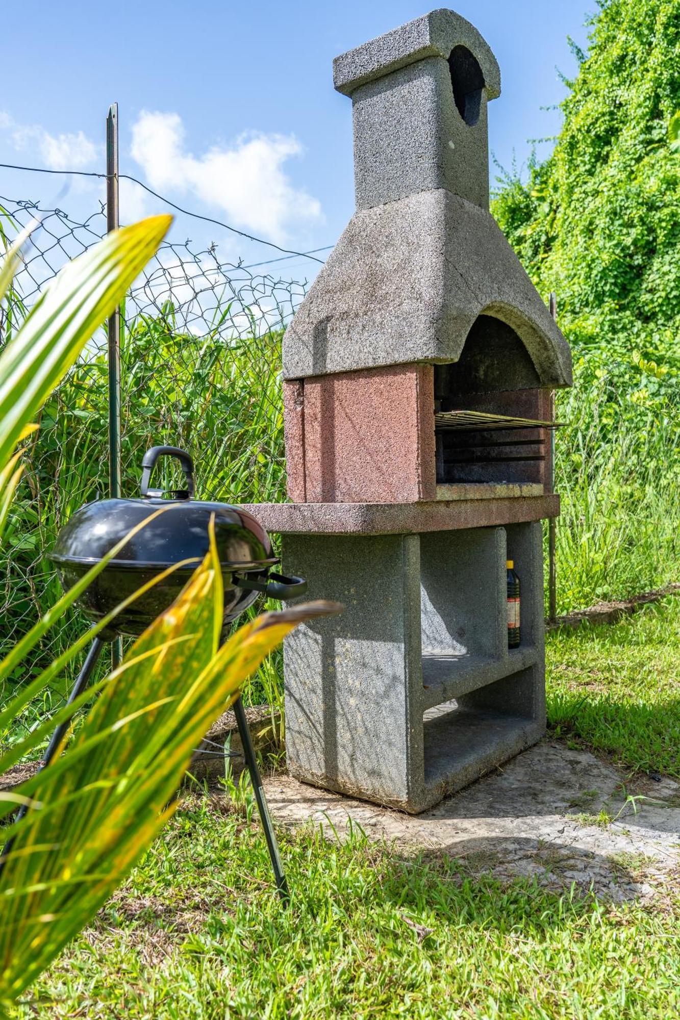 Villa Au Calme Avec Jacuzzi, Villa Le Boursoie Les Abymes Exterior foto