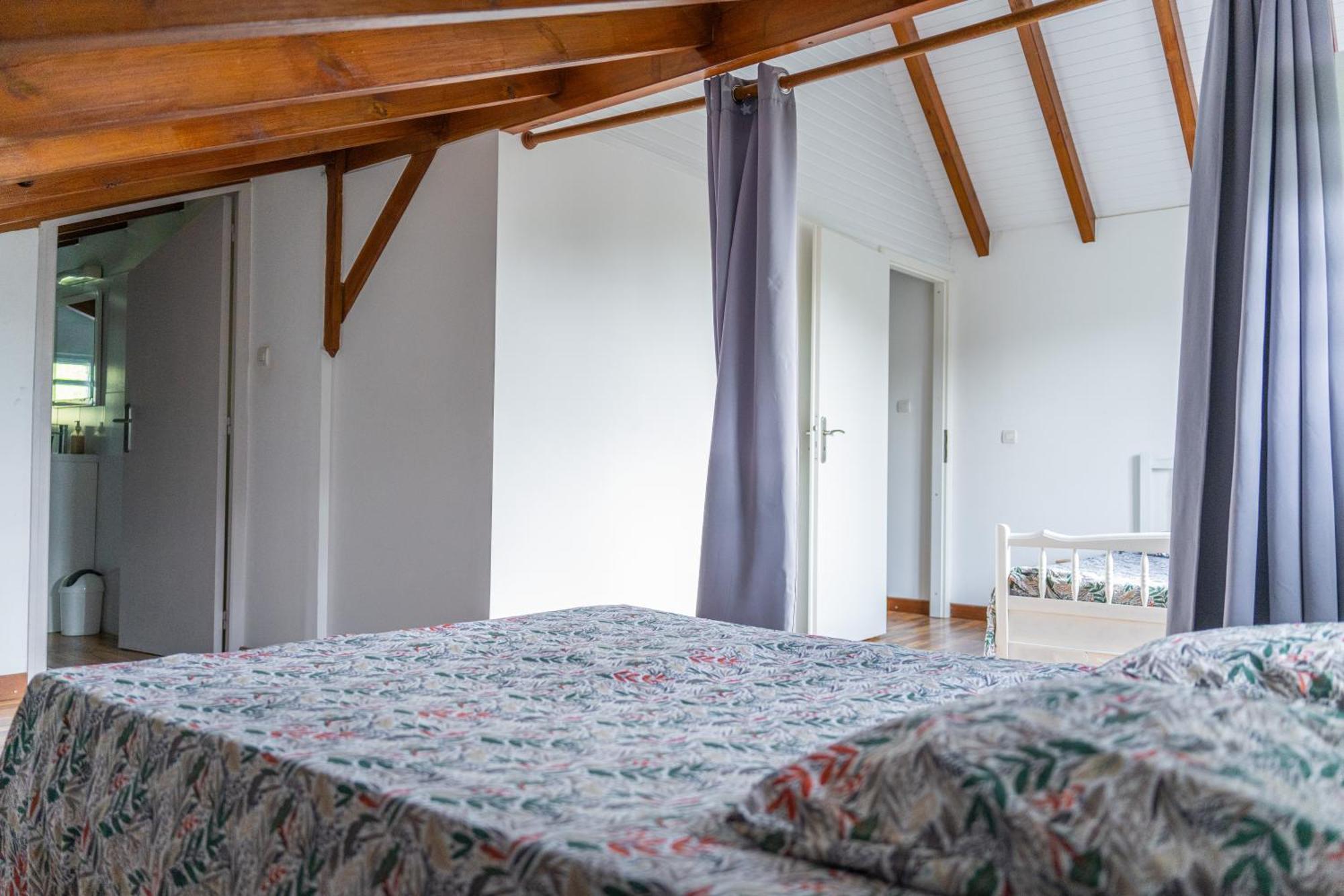 Villa Au Calme Avec Jacuzzi, Villa Le Boursoie Les Abymes Exterior foto